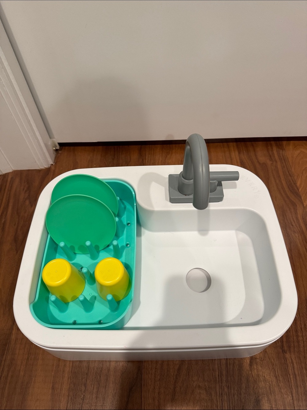 Lovevery Super Sustainable Sink With Cups & Plates